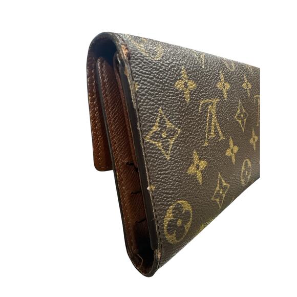 55. Louis Vuitton Monogram Sarah Wallet - Picture 2 of 16